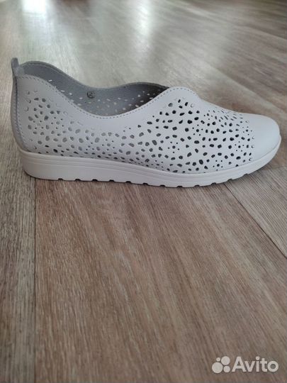 Слипоны лоферы мокасины босоножки женские белые