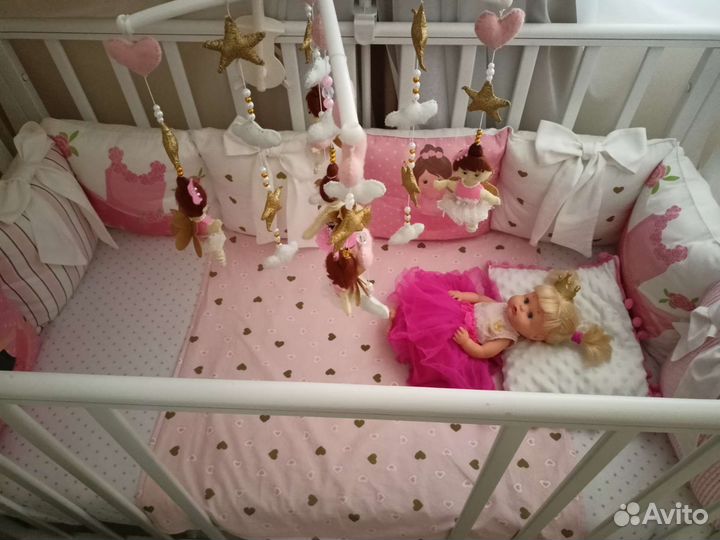 Детская кроватка с маятником и ящиком