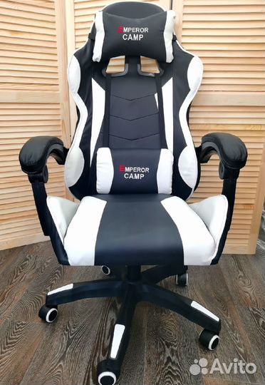 Игровое компьютерное кресло бело-черное