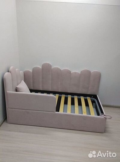 Детская кровать с мягкой спинкой