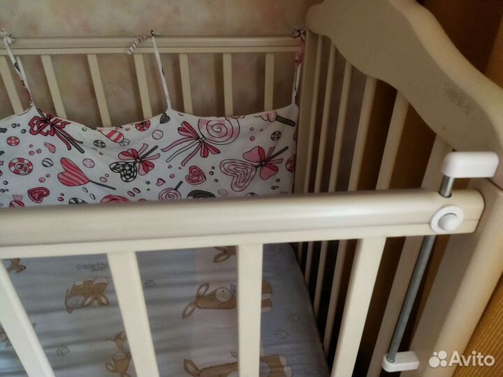 Детская кроватка с маятником