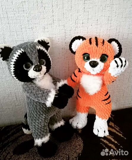 Вязаные игрушки тигр и енот