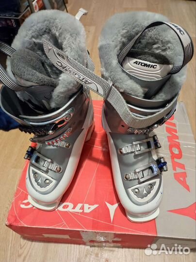 Горнолыжные ботинки atomic