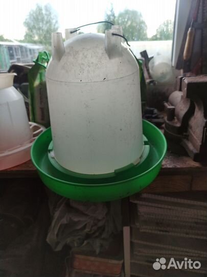 Кормушки и поилки для кур