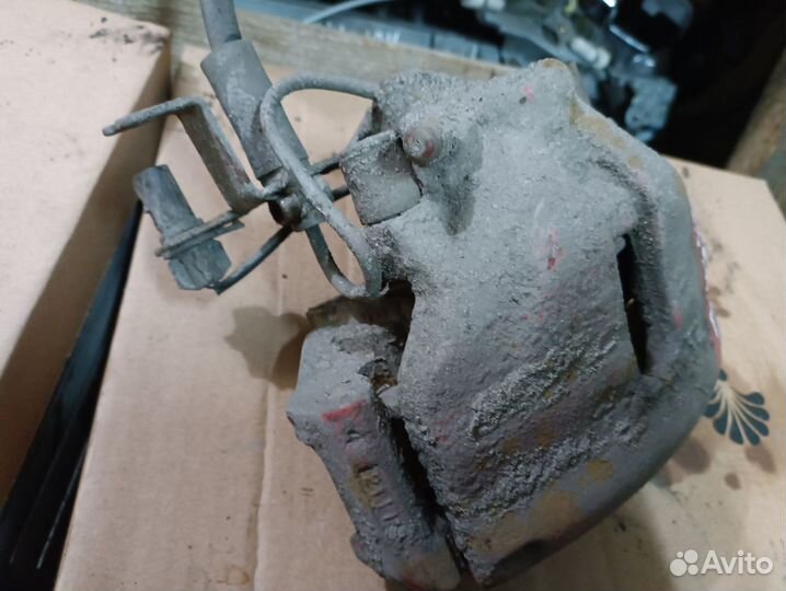 Передний левый суппорт Volkswagen Passat B5+