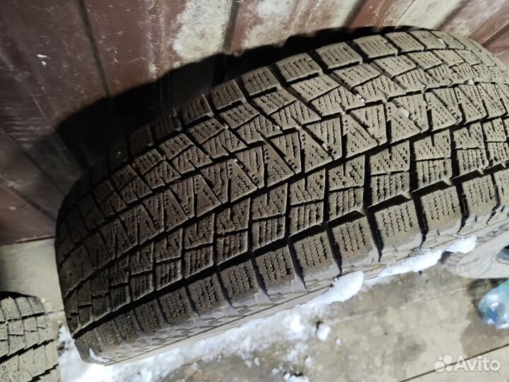 Bridgestone Blizzak DM-V2 215/70 R17