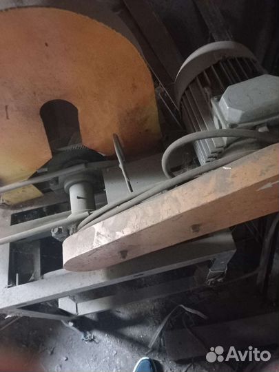 Продам торцовочную маятниковую пилу по металлу