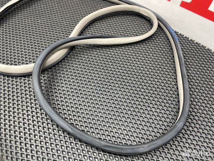 Уплотнительная резинка боковой двери задняя левая