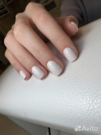 Маникюр и педикюр в салоне