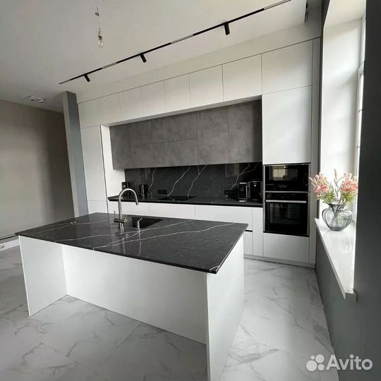 В потолок кухня на заказ