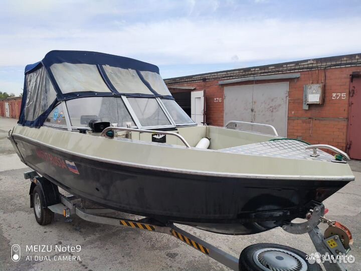 Лодка с мотором и прицепом
