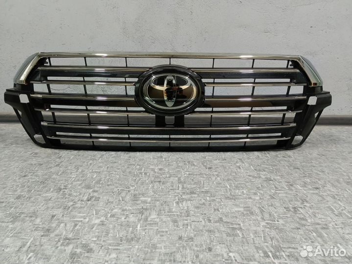 Решетка + эмблема Land Cruiser 200 черная Оригинал