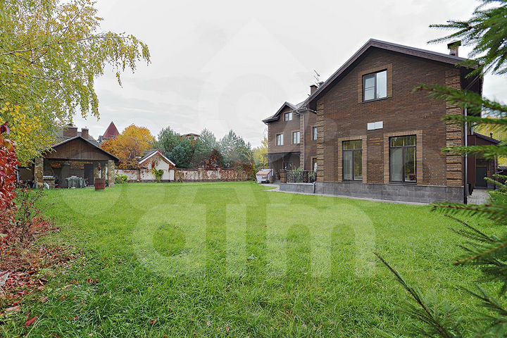 Дом 1000 м² на участке 15 сот.