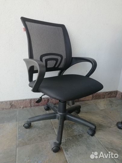 Стул на колесиках офисный