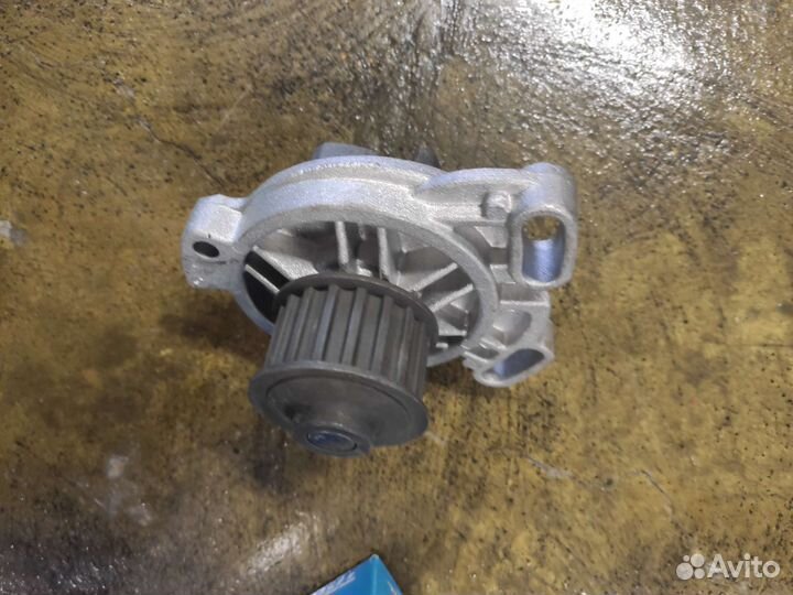 Водяная помпа VW T4 2,4D/2,5i 90