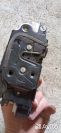 Замок двери передний левый Volkswagen Jetta 6