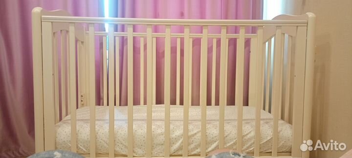 Детская кроватка с маятником