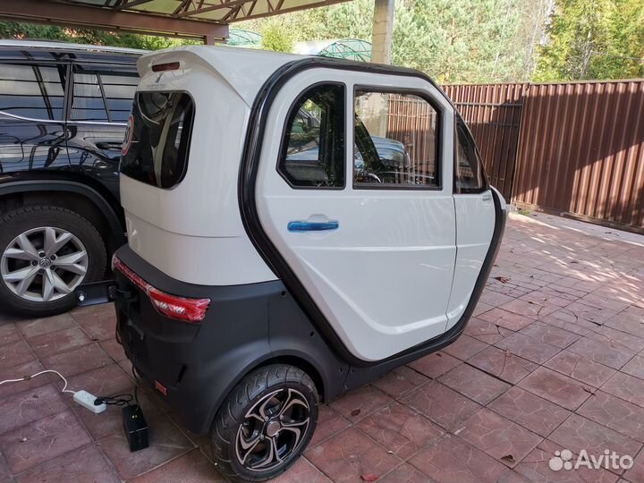 Трискутер RedAnt с кабиной электрический