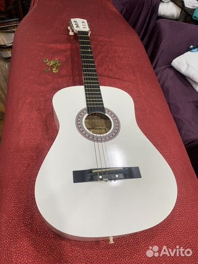 Гитара шикарная белая