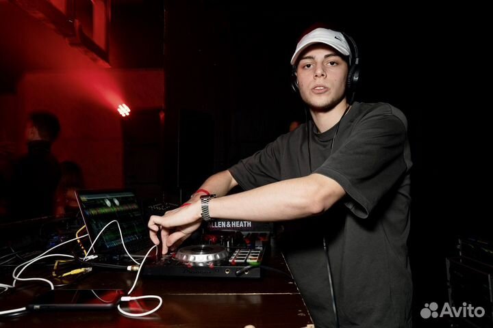 Диджей с оборудованием