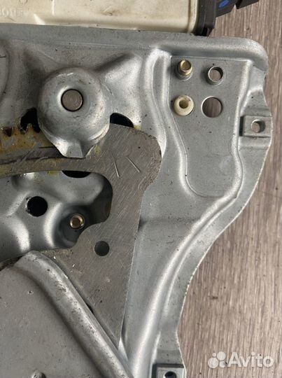 Стеклоподъемник правый Toyota Avensis T250