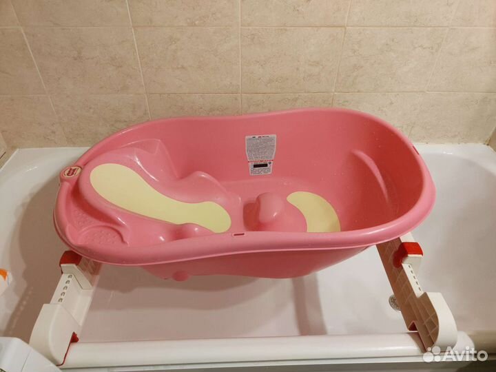 Детская ванночка для купания на подставке