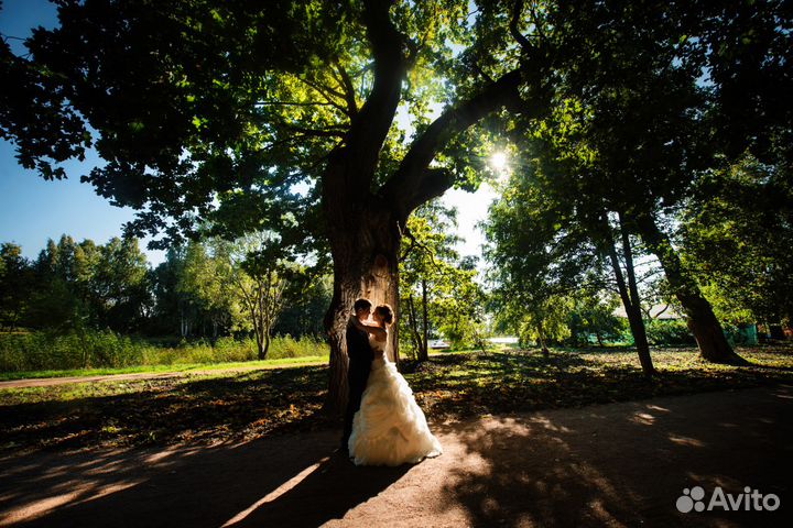 Свадебное платье со шлейфом и розами