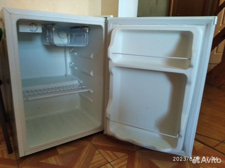 Холодильник бу маленький на дачу