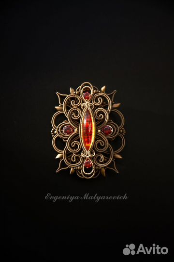Брошь с янтарем. Инклюз (комар)