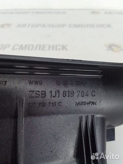 Решетка вентиляционная правая VW golf 4