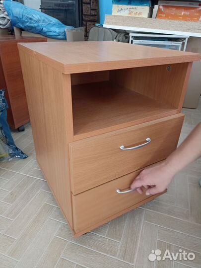 Рабочий офисный стол с тумбочкой