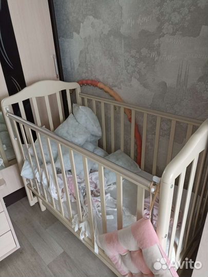 Детская кроватка с поперечным маятником