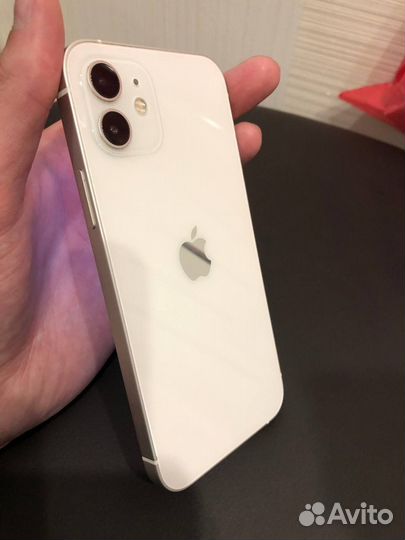 Телефон iPhone 12