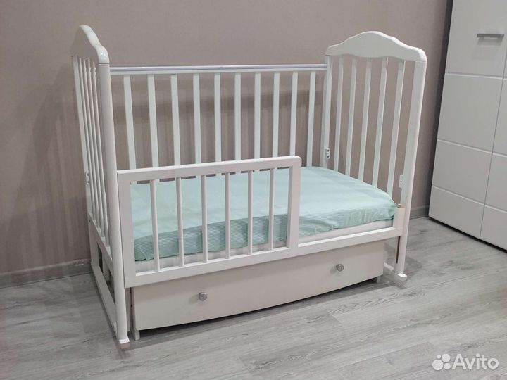 Детская кроватка с маятником и ящиком