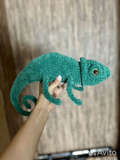 Хамелеон, вязаная игрушка из плюшевой пряжи