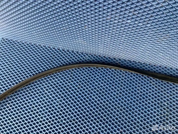 Резинка уплотнитель порога правая Touareg NF FL