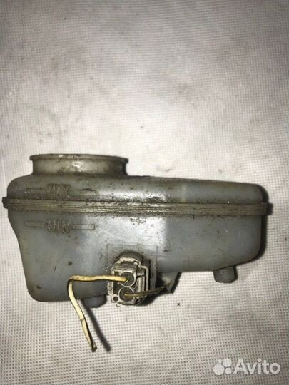 Бачок для тормозной жидкости Toyota Chaser GX100