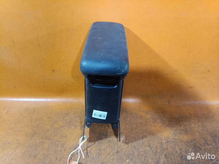 Подлокотник на Toyota Aqua NHP10