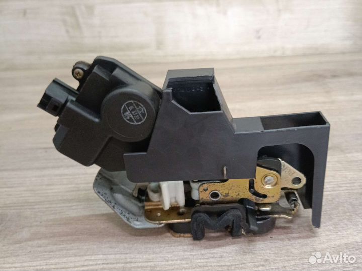 Замок двери задней правой kia Rio 2000-2005