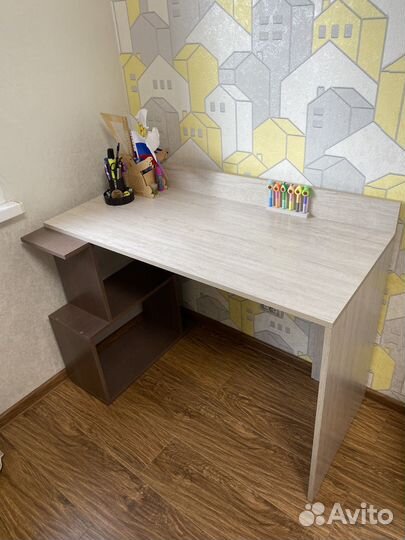 Детская кровать +пенал +стол школьный