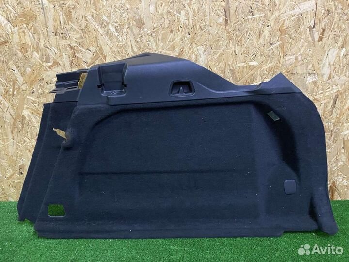 Volvo XC60 2018- обшивка багажного отсека правая