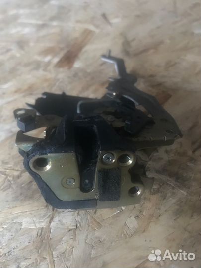 Замок двери задний левый Toyota Mark 2 GX100