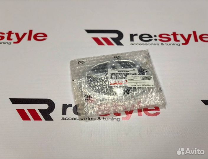 Эмблема в решетку Toyota Camry 40