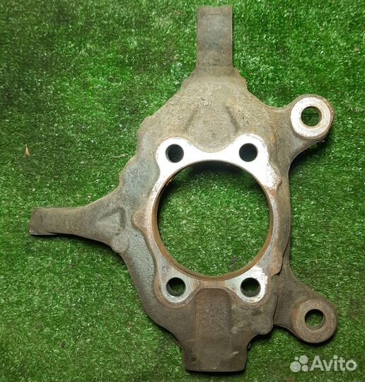 Поворотный кулак передний правый Ниссан Жук F15