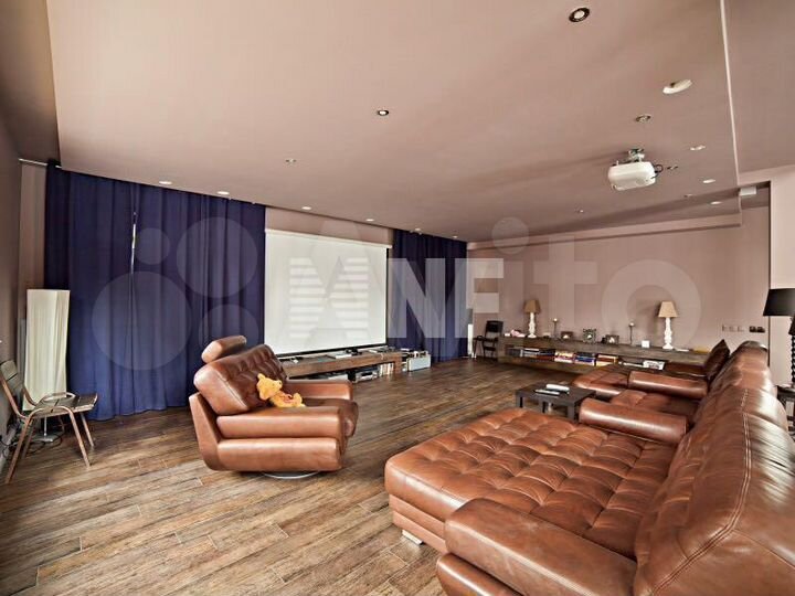 Дом 475 м² на участке 7,5 сот.