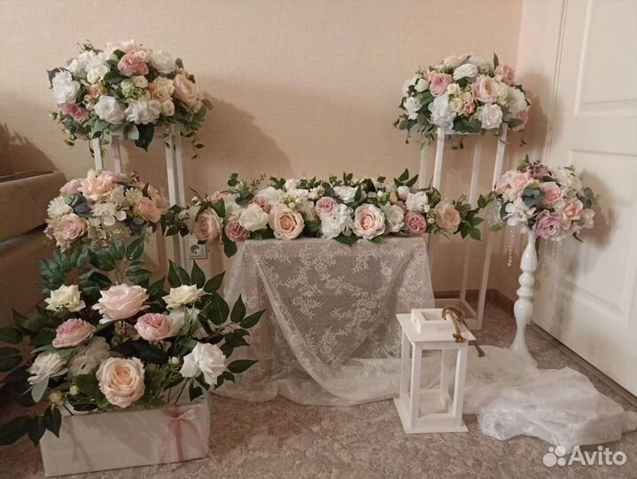 Цветы на стол молодоженов, стойки с цветами