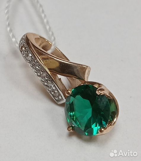 Золотая подвеска с камнем