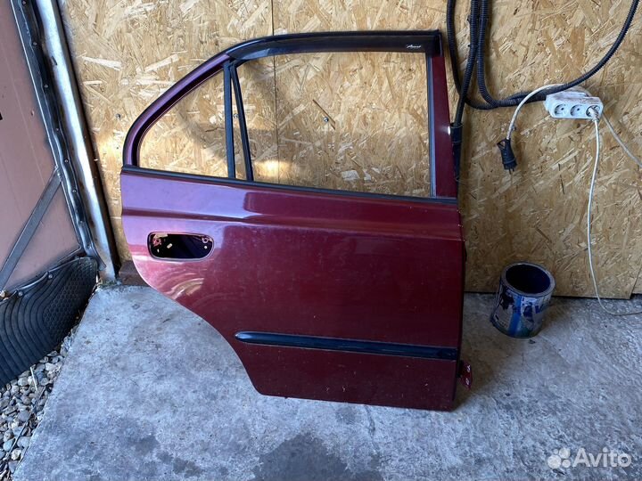 Задняя правая дверь красная Hyundai Accent