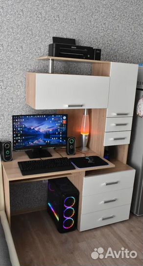 Компьютерный стол со шкафами