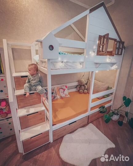 Кроватка двухъярусная с комодом
